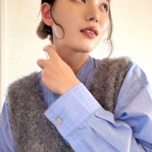 香水を首に吹きかけてうっとり顔の女性｜香水｜準備