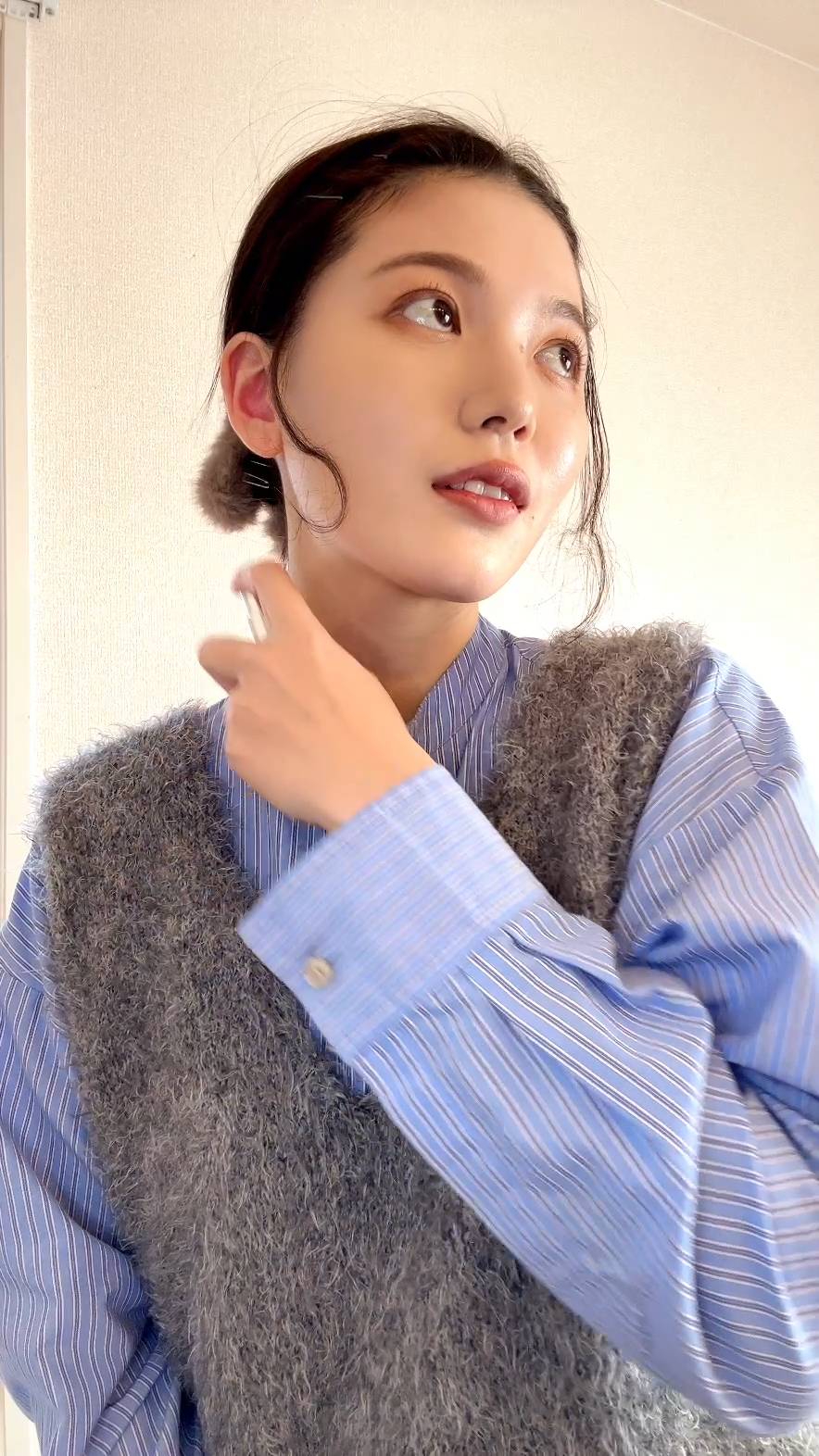 香水を首に吹きかけてうっとり顔の女性｜香水｜準備