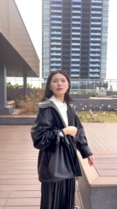 見上げながら微笑む女性｜屋外｜笑顔