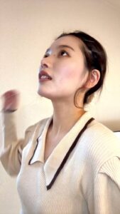 見上げながら笑う｜自宅｜笑顔｜日常