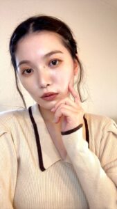 軽く首をかしげて微笑む女性｜笑顔｜日常｜デート