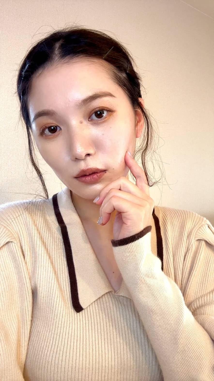 軽く首をかしげて微笑む女性｜笑顔｜日常｜デート