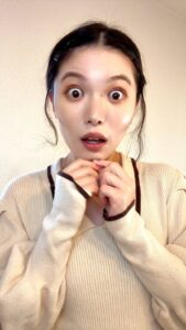 驚いた表情で目を丸くする女性｜驚き｜日常｜発見