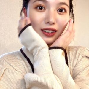 顔を覆って照れる女性｜日常｜笑顔｜恋愛