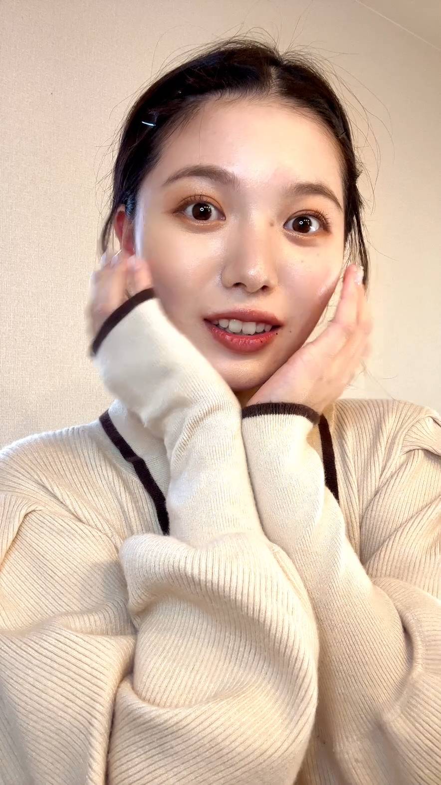 顔を覆って照れる女性｜日常｜笑顔｜恋愛