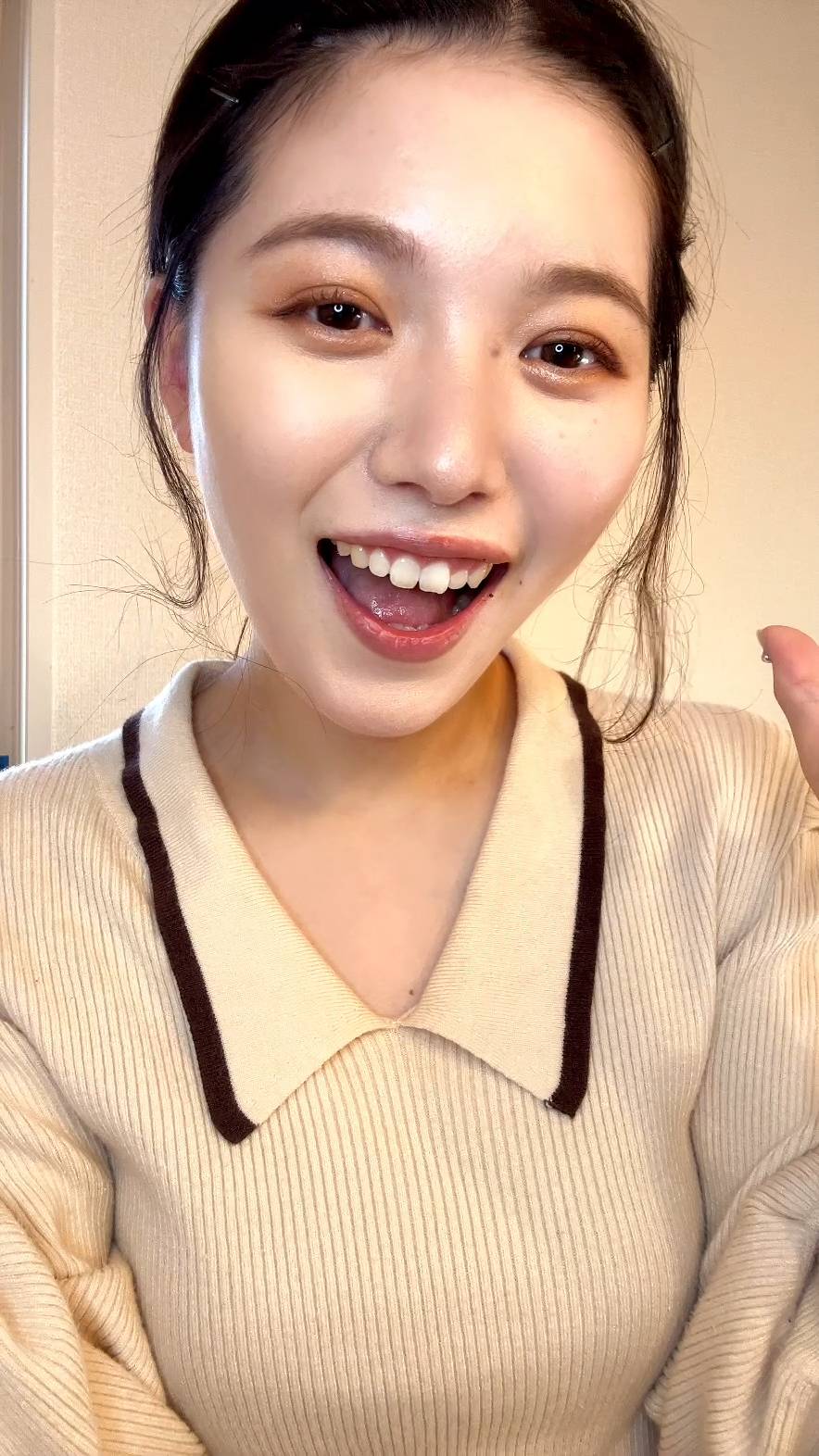 顔を隠してぱっと笑顔になる女性｜ビフォーアフター｜笑顔｜日常