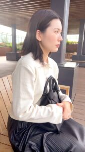 ベンチに寄りかかる女性｜デート風｜屋外｜彼氏目線