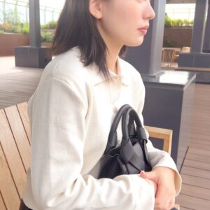 ベンチに寄りかかる女性｜デート風｜屋外｜彼氏目線