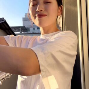 ベランダで風にあたる女性｜日常｜休日｜彼氏目線