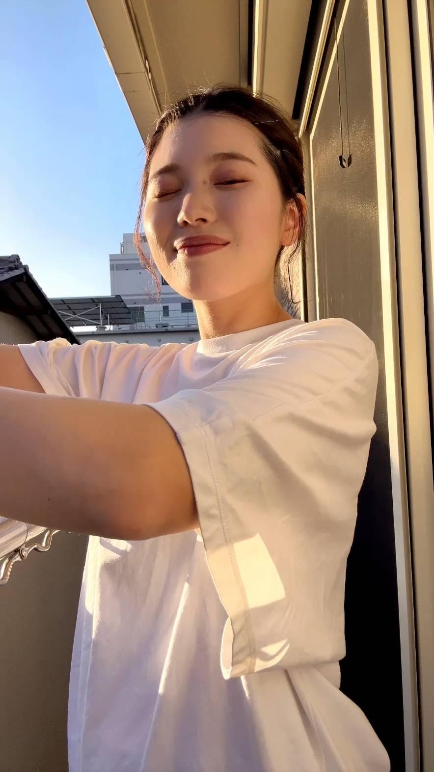 ベランダで風にあたる女性｜日常｜休日｜彼氏目線