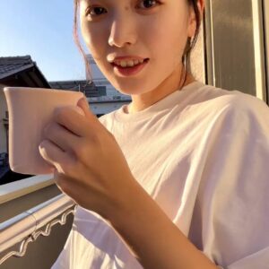 ベランダでコーヒーを飲む女性｜日常｜休日｜デート