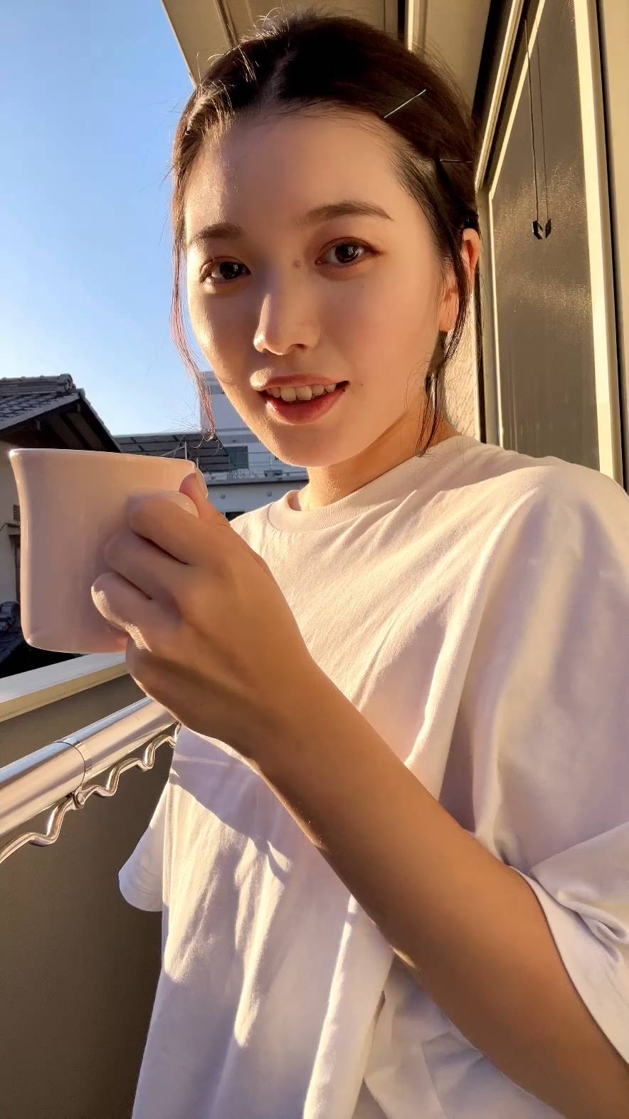 ベランダでコーヒーを飲む女性｜日常｜休日｜デート
