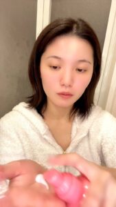ヘアミルクをつけ満足そうな女性｜ヘアケア｜日常｜ヘアミルク
