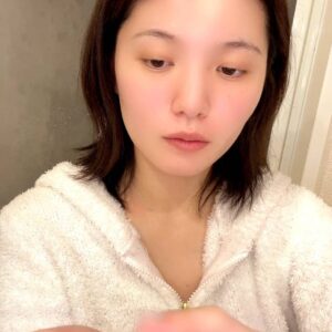 ヘアミルクをつけ満足そうな女性｜ヘアケア｜日常｜ヘアミルク