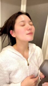 ドライヤー中に目を閉じて気持ちよさそうな女性｜ドライヤー｜ヘアケア
