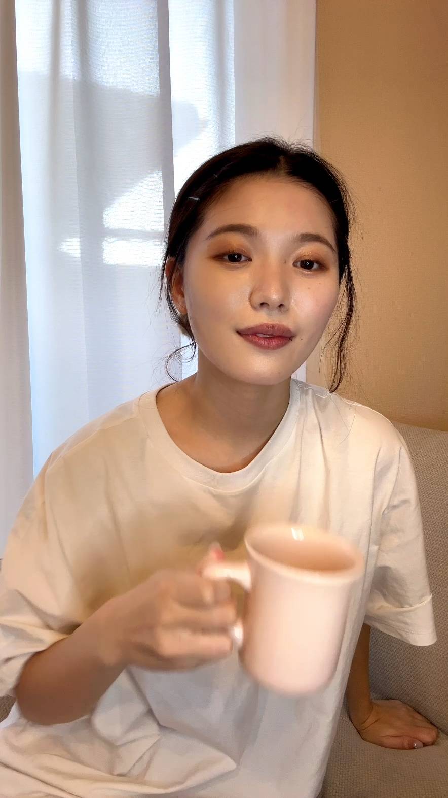 ソファに座ってコーヒーを飲む女性｜日常｜デート｜デート風