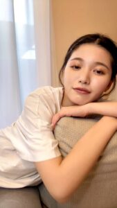 ソファでくつろぐ女性｜デート｜おうちデート｜彼氏目線