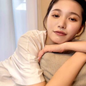 ソファでくつろぐ女性｜デート｜おうちデート｜彼氏目線