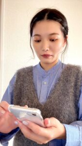 スマホを見て驚く女性｜日常｜驚き