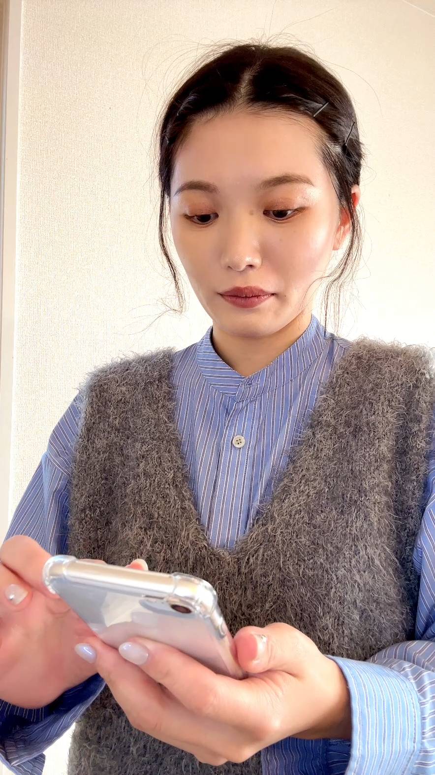 スマホを見て驚く女性｜日常｜驚き