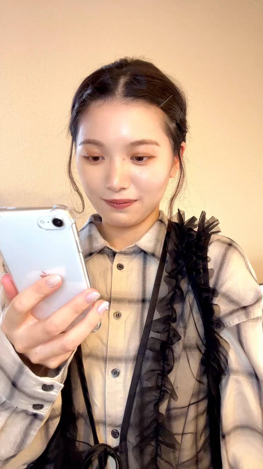 スマホを見てガッツポーズする女性｜当選｜ガッツポーズ｜喜び