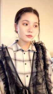 スマホを見てうれしそうに笑う女性｜通知｜笑顔｜出会い