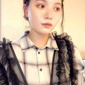 スマホを見てうれしそうに笑う女性｜通知｜笑顔｜出会い