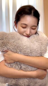 クッションを抱えて笑う女性｜日常｜デート｜彼氏目線