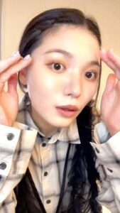 カメラを見てウインクをする女性｜日常｜ウインク