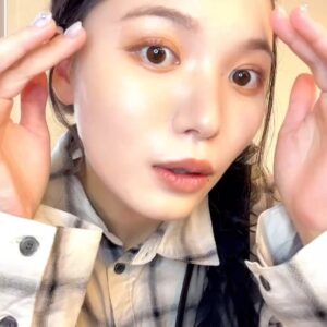 カメラを見てウインクをする女性｜日常｜ウインク