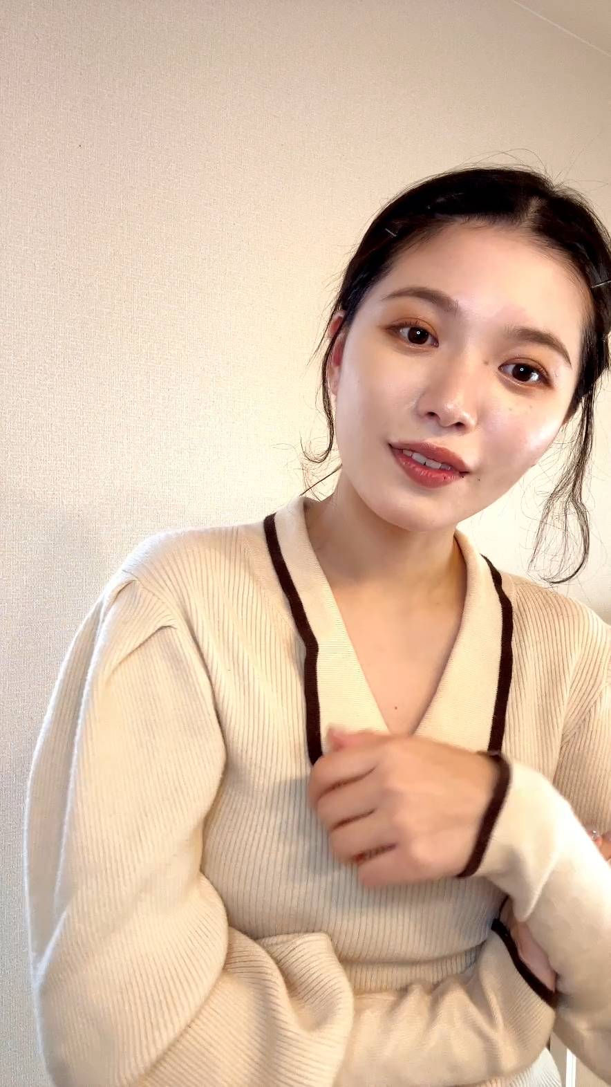 カメラに笑顔で手を振る女性｜動画エンディング｜笑顔