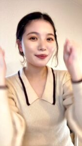 笑顔でガッツポーズをする女性｜成功｜笑顔｜ガッツポーズ