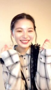 ガッツポーズして笑う女性｜笑顔｜ガッツポーズ｜成功