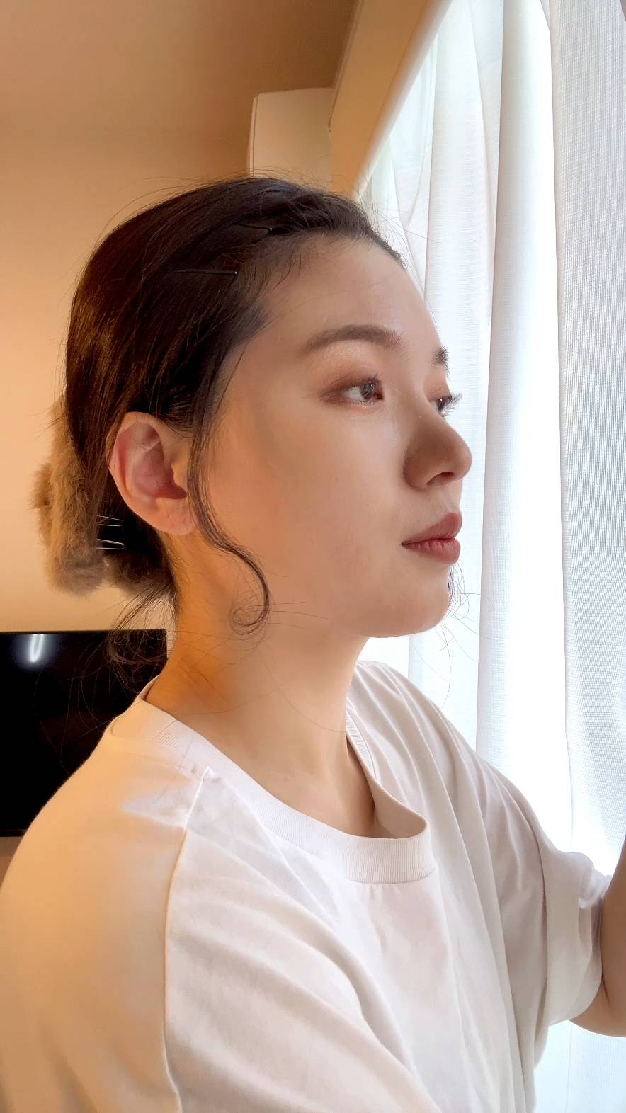 カーテンを開けて眩しそうな笑顔の女性｜朝｜準備｜笑顔