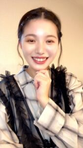 うなずいて納得する女性｜日常｜笑顔