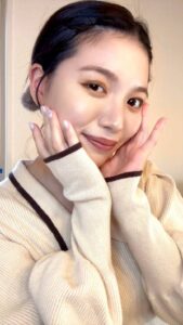 ウインクの後ピースする女性｜ウインク｜ピース