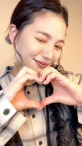 ウインクとハートジェスチャーをする女性｜笑顔｜ウインク｜ハート