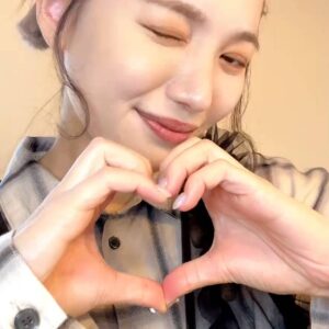 ウインクとハートジェスチャーをする女性｜笑顔｜ウインク｜ハート