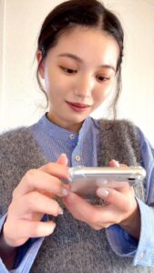 DMを見て嬉しそうに笑う女性｜スマホ｜笑顔