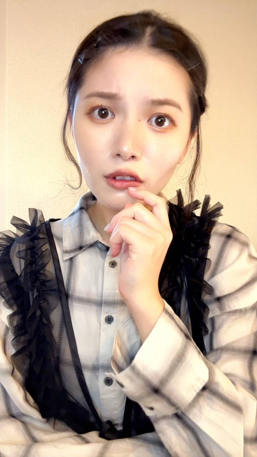 驚き顔の女性｜日常｜驚き