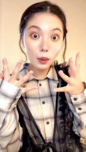 「やば！」の表情をする女性｜驚き｜びっくり