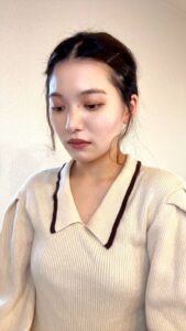 うつむきから笑顔に変わる女性｜ビフォーアフター｜悲しみ｜喜び