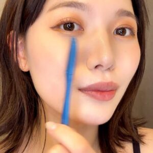 産毛処理をする女性｜準備｜産毛｜日常