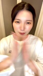 手を合わせてお願いする女性｜懇願｜日常｜彼氏目線