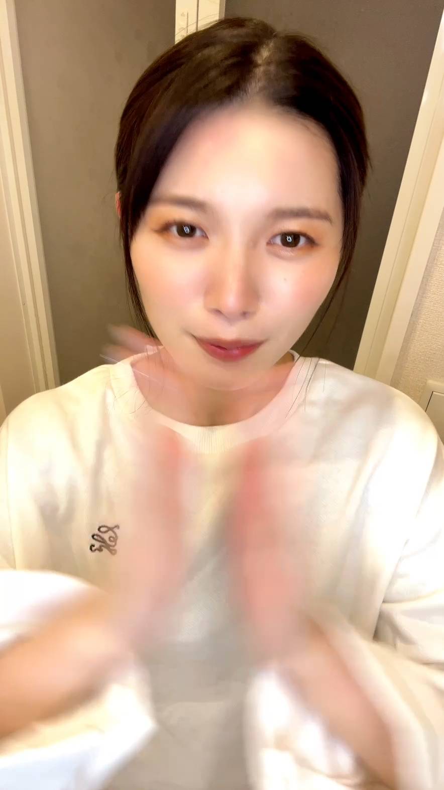 手を合わせてお願いする女性｜懇願｜日常｜彼氏目線