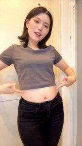 ウエストを指差す女性｜室内｜ウエスト