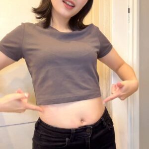 ウエストを指差す女性｜室内｜ウエスト