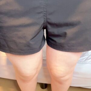 座ったときにお腹が気になる女性｜正面｜お腹