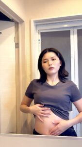 お腹が気になる女性｜鏡越し｜悩み｜お腹