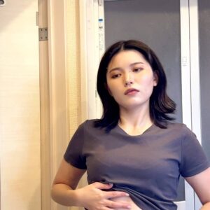 お腹が気になる女性｜鏡越し｜悩み｜お腹